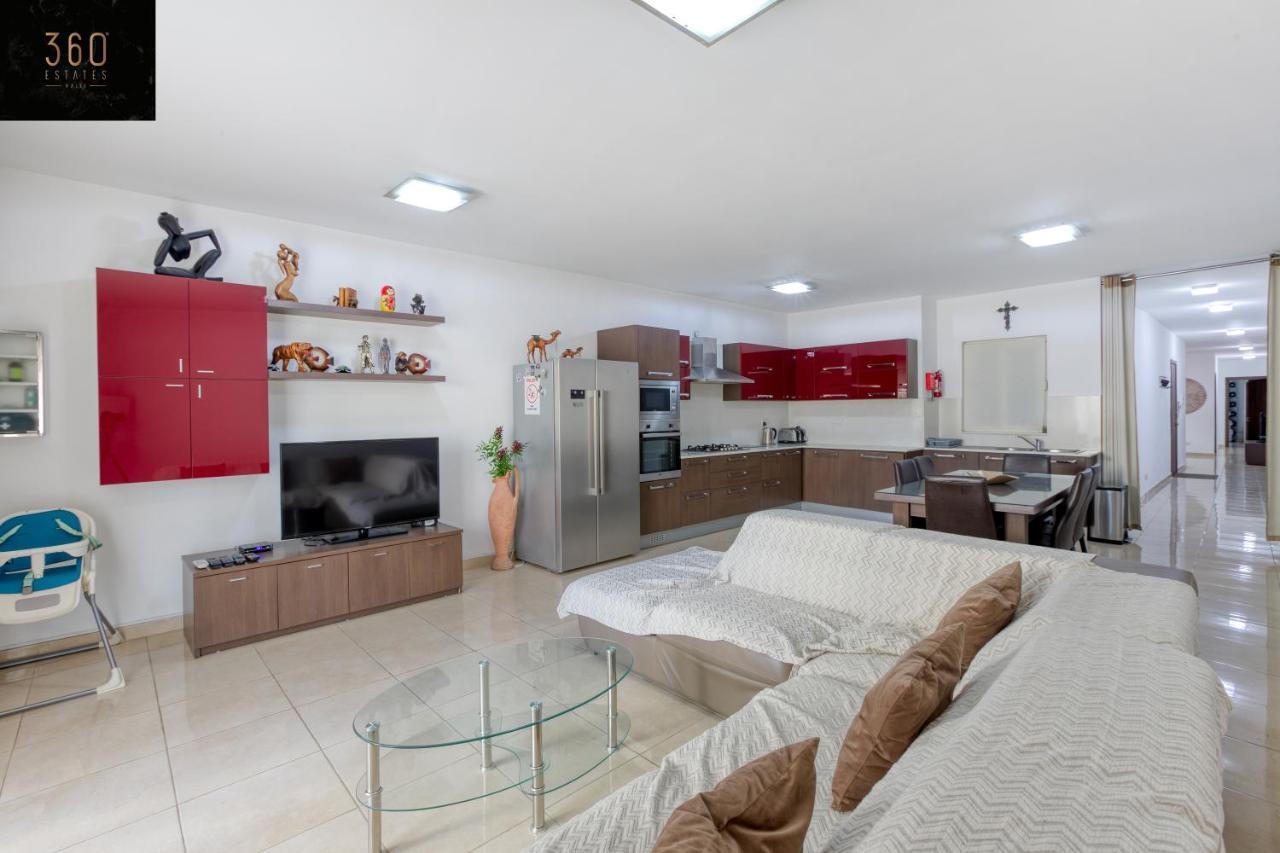 Charming Home Meters From The Seafront With Terrace By 360 Estates St. Paul's Bay Exteriér fotografie